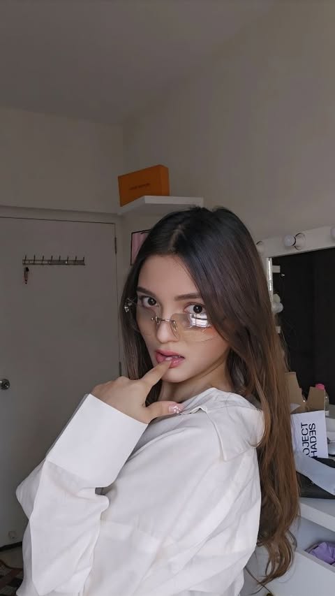 Instagram post by @romantisizing.life_ for Juicy Chemistry. Caption reads: Glow. Calm. Go. ✨
Experience the @juicy_chemistry....