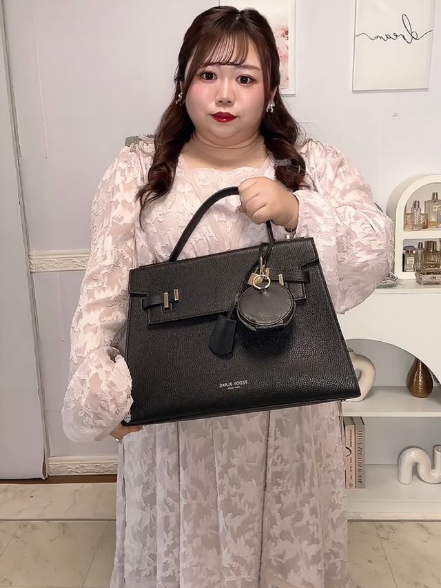 Instagram post by @gotsupoyolife for Teddy Blake. Caption reads: 【ENG】最近の愛用バッグ紹介👜❤️❤️ TEDDY BLAKE NEW YORK Ava 14....