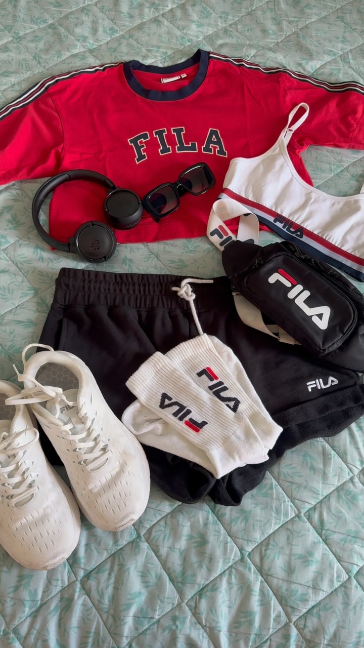 Instagram post by @jbotou for Fila. Caption reads: Σταμάτα το scrolling! 🤳🏻 Μόλις βρήκες....