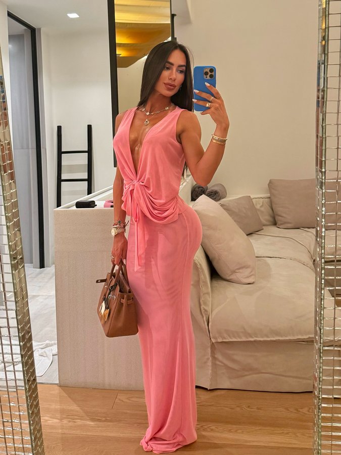 Instagram post by @perezjulianew for SorelleUK. Caption reads: rate the fit 0 to 10? 👀 took a zillion selfies in....