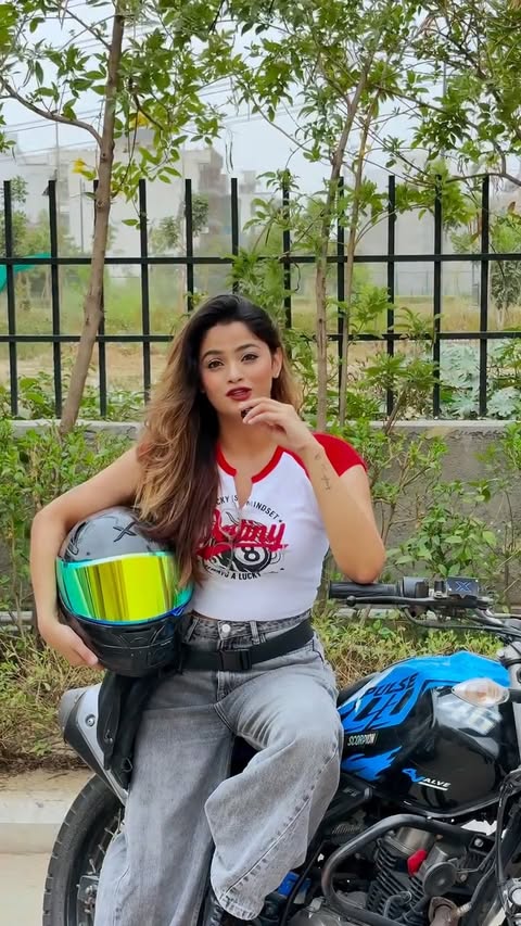 Instagram post by @queen.czz for NEUD. Caption reads: [...] ☀️✨ Website- Flipkart- Amazon- Meesho-....