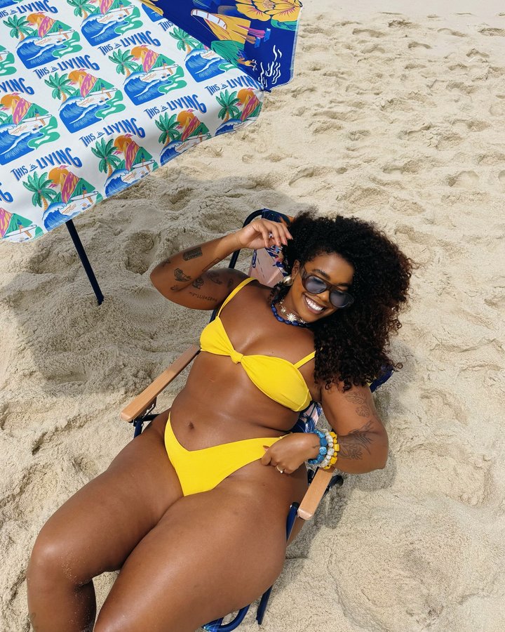 Instagram post by @lobomari for FARM Rio. Caption reads: This is living com sotaque carioca 🌞⛱️🌺.