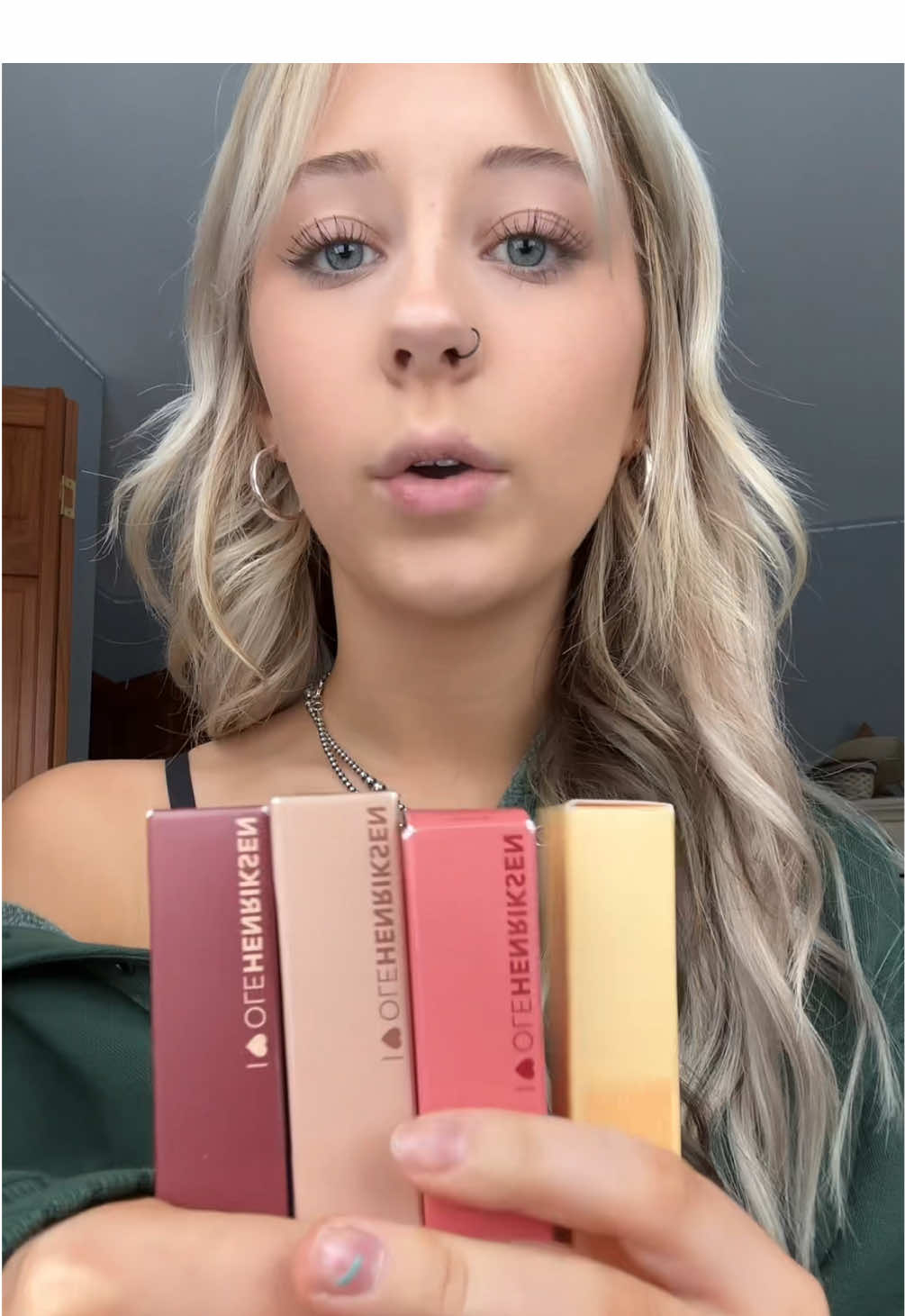 TikTok post by @anna.outdoor for OLEHENRIKSEN. Caption reads: #annae #annaoutoor #tiktokshop#christmasgiftideas....