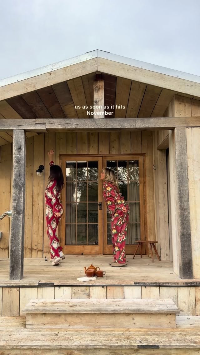 Instagram post by @bethmccreadie for Chelsea Peers. Caption reads: [...] festive🤭🪵🦌 
A cosy 48hrs at the....