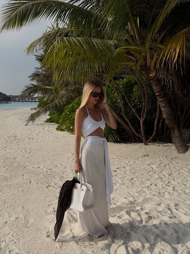Instagram post by @leoniehanne for Anantara. Caption reads: [...] 🥹🌴✨ Anzeige/Tag Touchdown paradise....