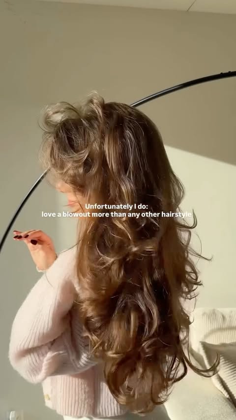 Instagram post by @joanastoffel for Hairlust. Caption reads: [...] and glowing ✨
Thanks to my go-to Hair Oil....