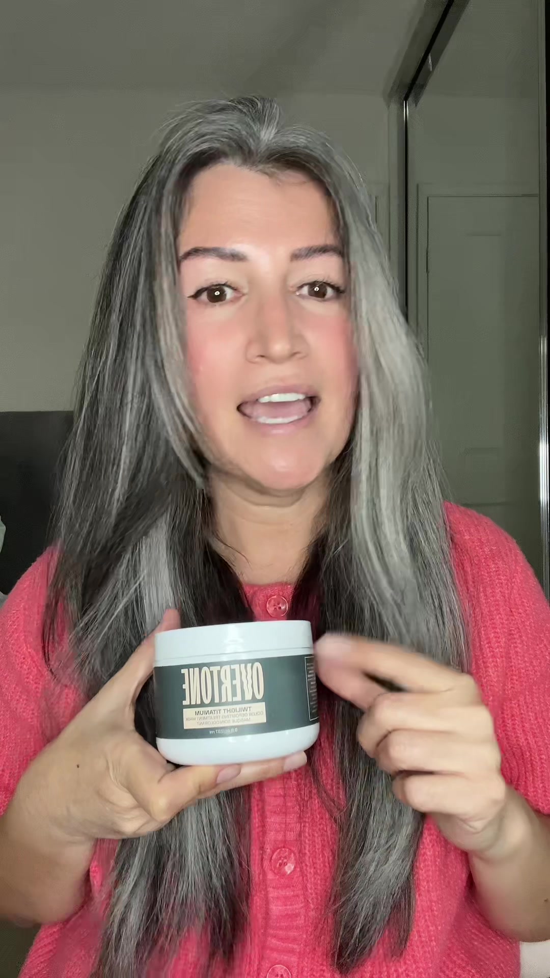 TikTok post by @yolie2lolie for oVertone Color. Caption reads: Uso el tono twilight Titanium @oVertone Color....