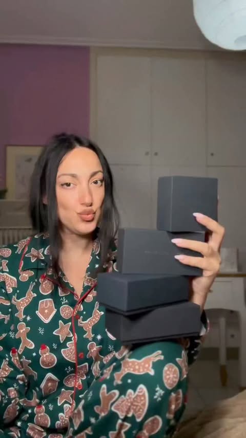 Instagram post by @tonitachatz for Daniel Wellington. Caption reads: [...] my code DWTONIAXMAS ❤️✨ @danielwellington 
+....