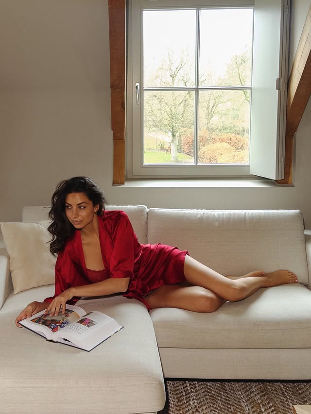 Instagram post by @ssayoud for Intimissimi. Caption reads: In December we wear red❤️🎄 #intimissimigirls....