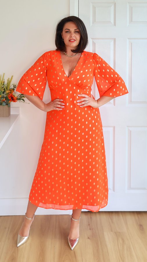 Instagram post by @jordana_balasco for Needs No Label. Caption reads: AD | The perfect shape & fit 🙌🏼

Oh and the....