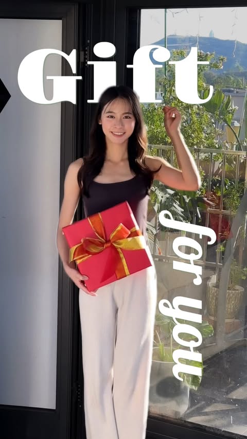 Instagram post by @gannncyt for UNIQLO. Caption reads: 【2 Days till Christmas✨】

𝐿𝑒𝑠𝑠 𝑖𝑠 𝑚𝑜𝑟𝑒,....