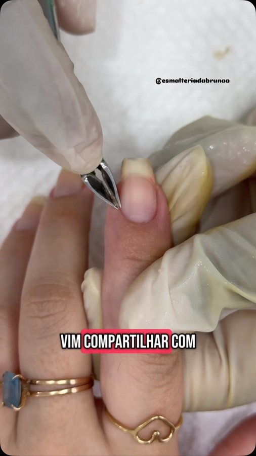 Instagram post by @esmalteriadabrunaa for Colorama Esmaltes. Caption reads: Unhas perfeitas por 15 dias! ✨ Te conto no vídeo,....