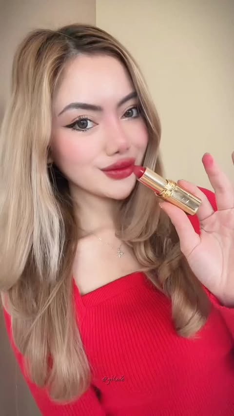 Instagram post by @gisheile for essie. Caption reads: soft glow. effortless beauty.
a christmas moment,....