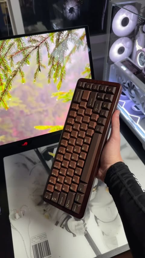Instagram post by @itsactuallysolar for Yunzii. Caption reads: The @yunzii_keyboard Wood68 Keyboard 🪵🌲 - Yunzii....