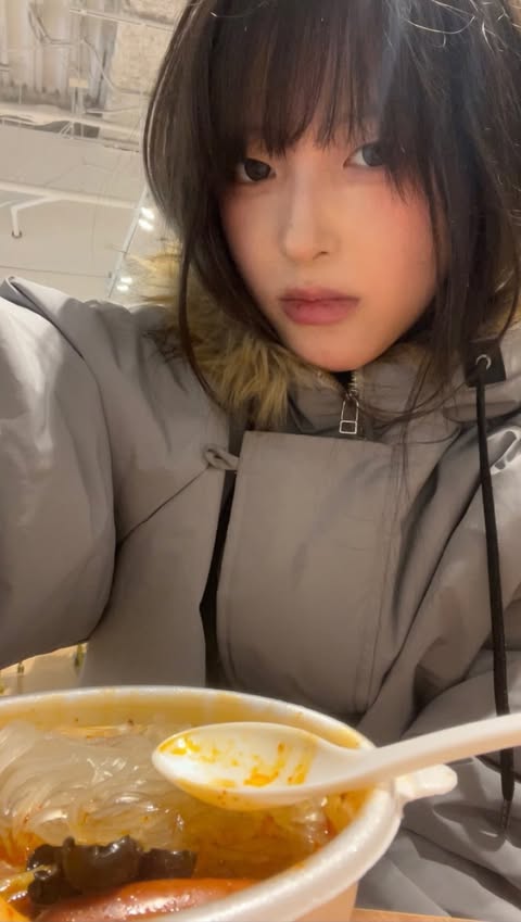 Instagram post by @piu1me for VivaVideo. Caption reads: ゆき♪🌨️🌨️🌨️🌨️🌨️🌨️🌨️ @vivavideoapp....