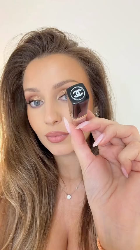 Instagram post by @ivistefanova for CHANEL. Caption reads: The shine ✨ @chanel.beauty Rouge Rouge Coco Hydra....