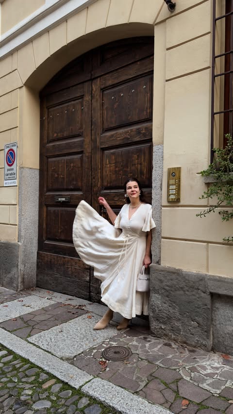 Instagram post by @ema.classysoul for Son de Flor. Caption reads: There are gifts that don’t need to be placed under....