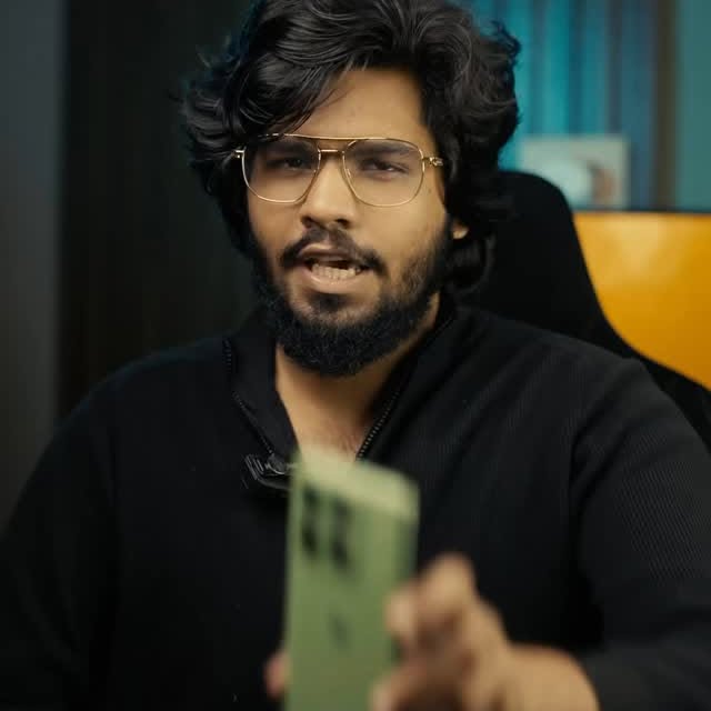 Instagram post by @techiewizardofficial for Motorola. Caption reads: 25000 രൂപയുടെ തീപ്പൊരി മച്ചാൻ !! motorola....