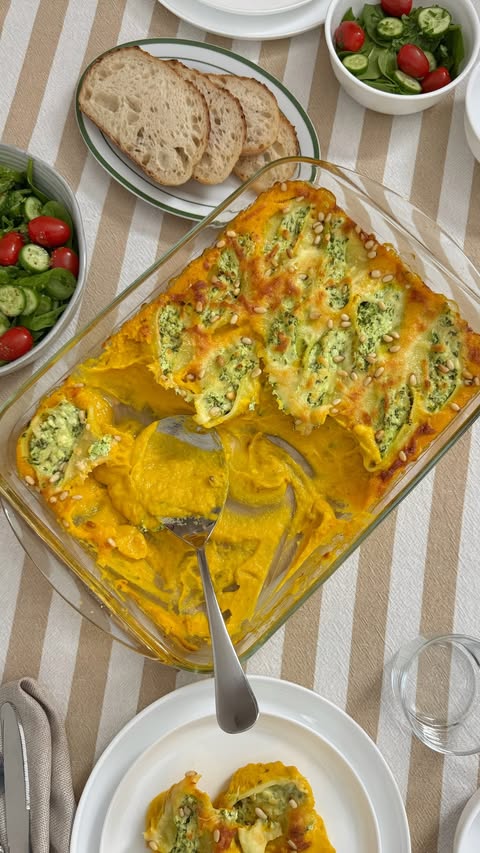 Instagram post by @mynutritioncreative for Pyrex. Caption reads: [...] 🤍 One of my favourite things about the....