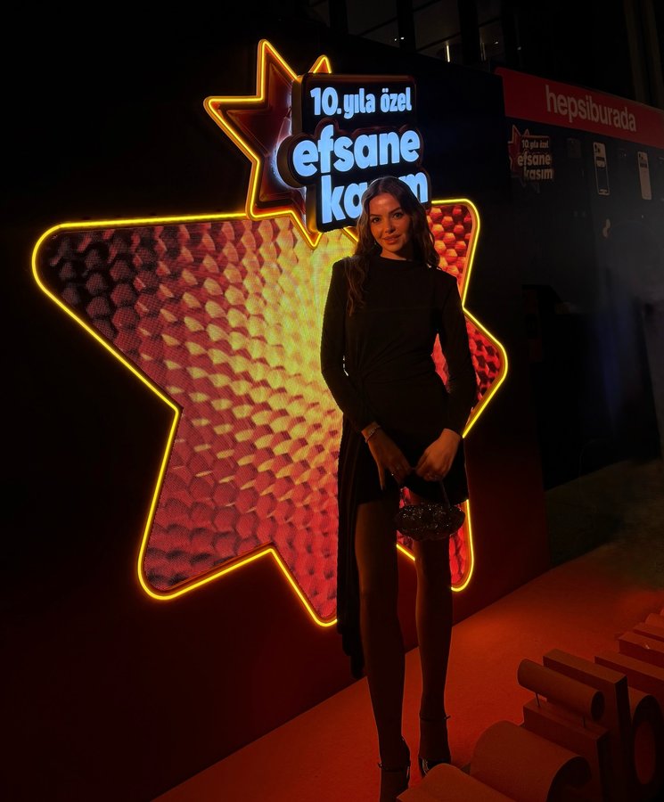 Instagram post by @aseturhan for hepsiburada. Caption reads: Bu geceden ✨@hepsiburada #davet.