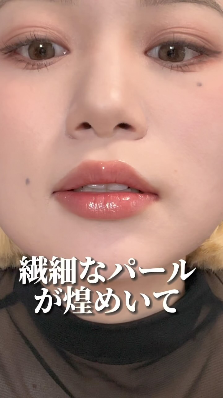 Instagram post by @emiiseyo for shu uemura. Caption reads: パールが繊細で今にも滴り落ちそう💋✨#PR #シュウウエムラ #shuuemuramakeup....