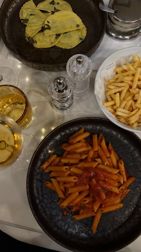 Instagram post by @eatwithebs for Wizz Air. Caption reads: what I ate in Venice 🇮🇹🍕🍝

@alchiantivenezia....