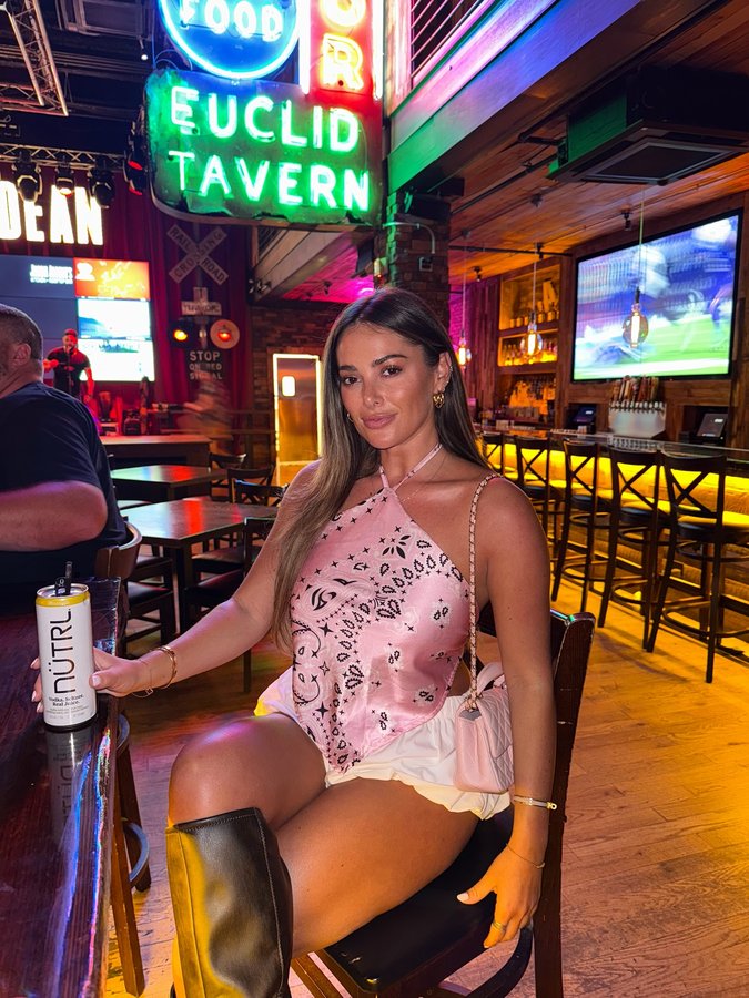 Instagram post by @courtneymegz for Contiki. Caption reads: Gorg time in Nash 🤠 , 
Our trip with @contiki has....