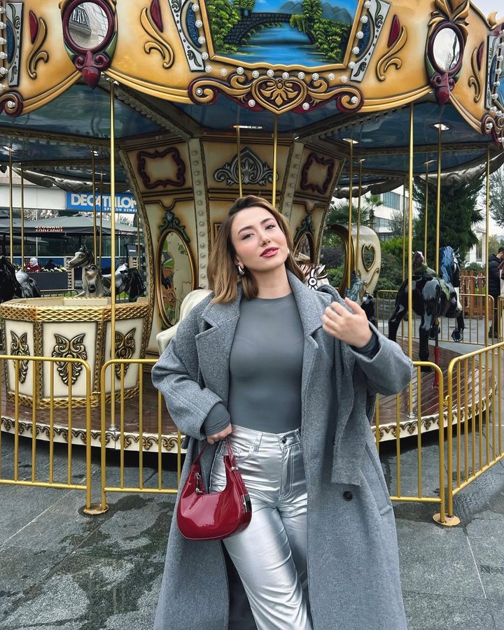 Instagram post by @melda.apak for LC Waikiki. Caption reads: bu kombin tam ben iste 🪩💋♥️ 

#reklam.