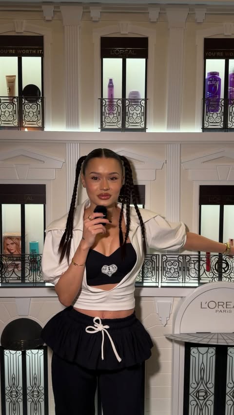 Instagram post by @stefaniaolariu for L'Oréal Paris. Caption reads: Azi sunt ghidul vostru virtual 🤣♥️ Dar trebuie....