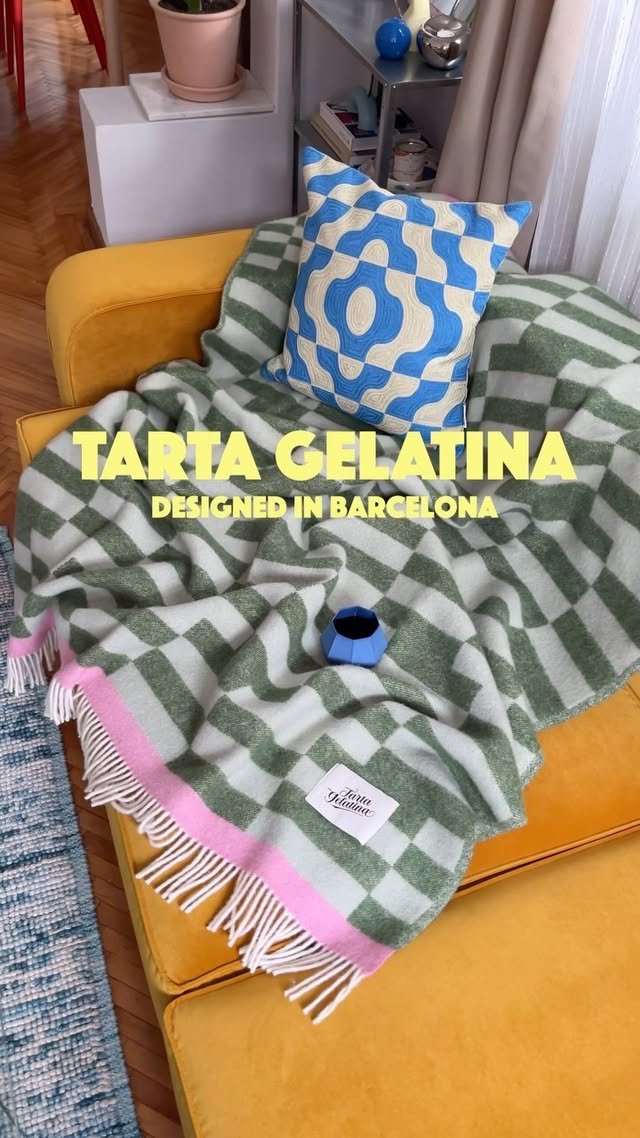Instagram post by @burcuyaran for Tarta Gelatina. Caption reads: Did you like my new blanket and cushion? 💓I fell....