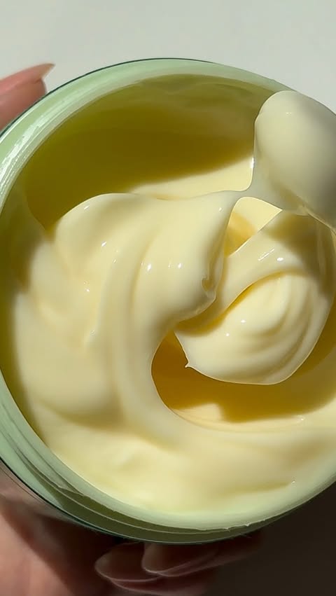 Instagram post by @discover.beauty_care for Hawaiian Tropic. Caption reads: I’m obsessed with this texture… 🥥🧁....