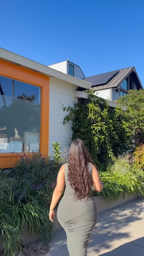 Instagram post by @mayra_zelaya_ for Reoria. Caption reads: [...] #amazonfashion #amazonpartner #reoria.