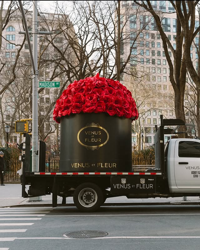 Instagram post by @legends.inc for Venus et Fleur. Caption reads: [...] freedom, and a bunch of flowers.....