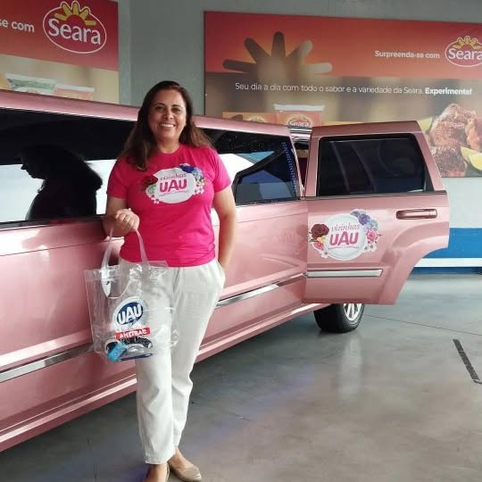 Instagram post by @feeeporai for UAUIngleza. Caption reads: DESAFIO UAU: qual foi o primeiro produto da UAU....