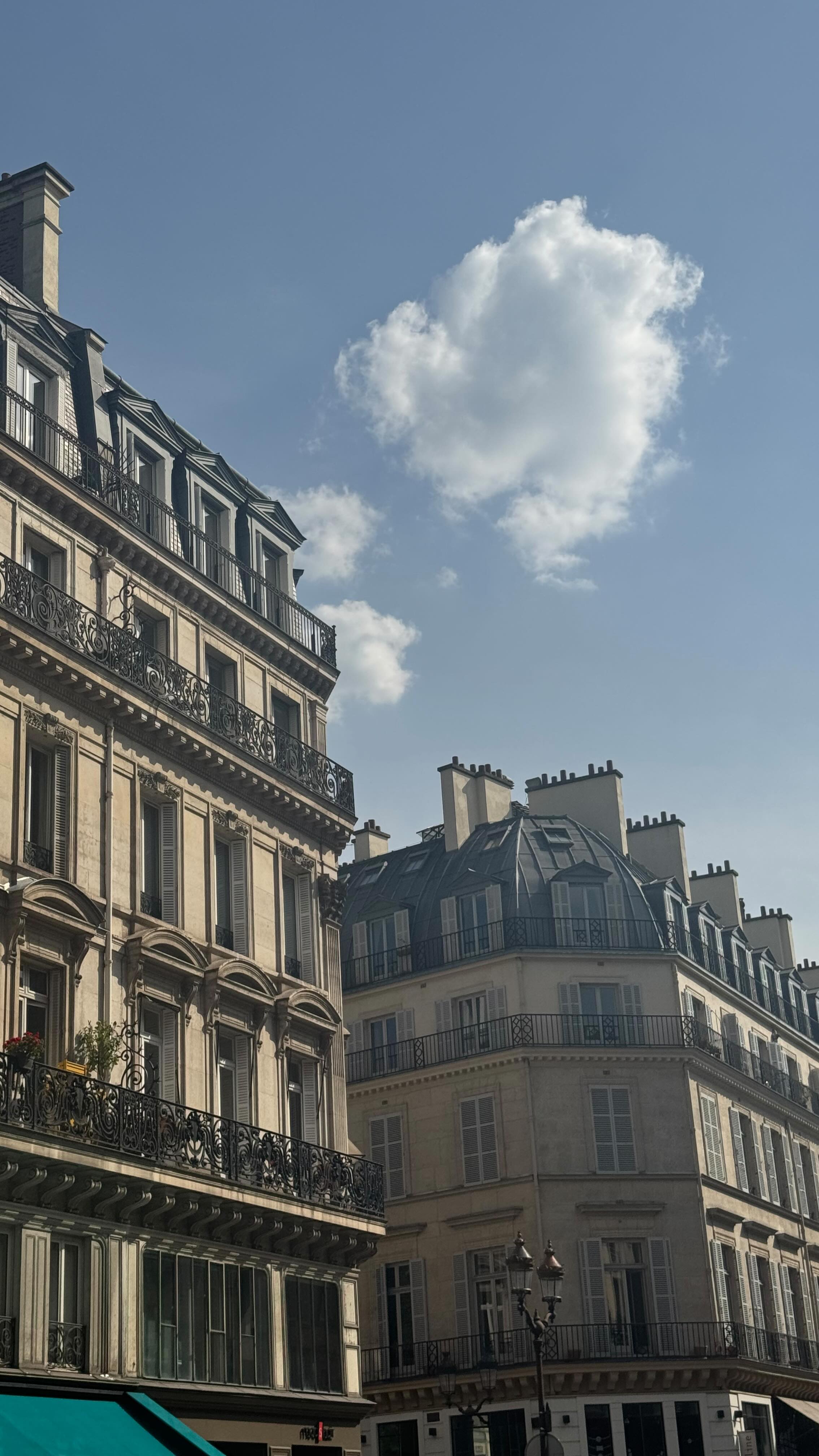 Instagram post by @timeless.mila for Meshki. Caption reads: Merci @meshki 🤍 un coup de cœur les filles [...].