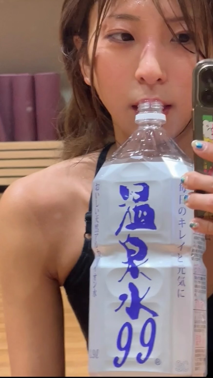 Instagram post by @fvvvvvka for 温泉水99 ミネラルウォーター. Caption reads: 水をしっかり飲む
シンプルな事だけど案外難しい

毎日のレッスンは
ご提供頂いた....