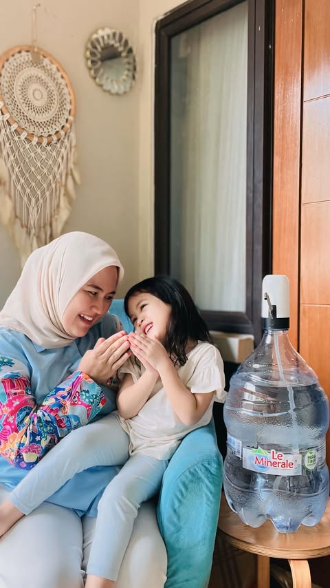 Instagram post by @houseof_zya for Le Minerale. Caption reads: [...] itu, aku selalu konsumsi Air Mineral Le....