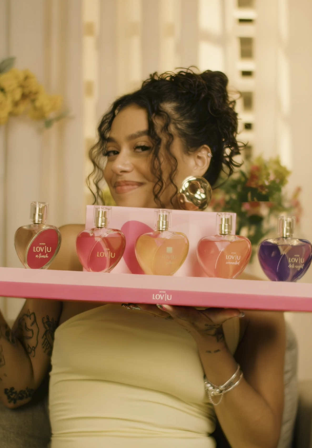 TikTok post by @claragnds for Avon. Caption reads: LOV|U, o amor de @Avon Brasil que começa em você!....