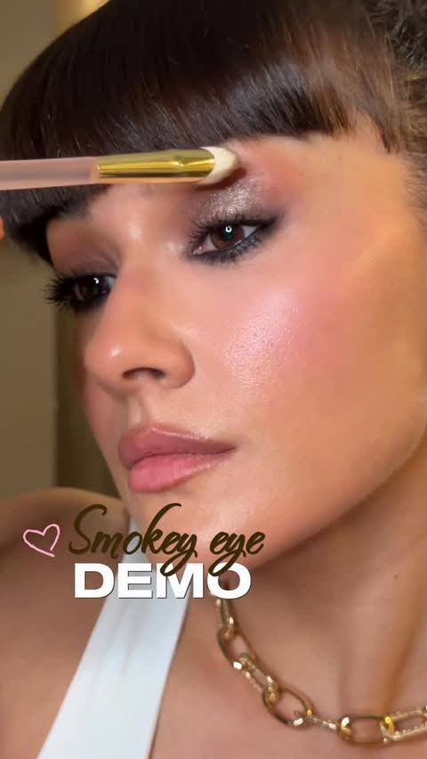 Instagram post by @anamcucuta for Oriflame. Caption reads: [...] rapida metoda sa faci un smokey....