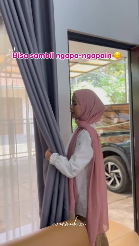 Instagram post by @infocegatanjogja.harian for Smartfren. Caption reads: [...] dan buffering ! Aku uda beralih pakai....