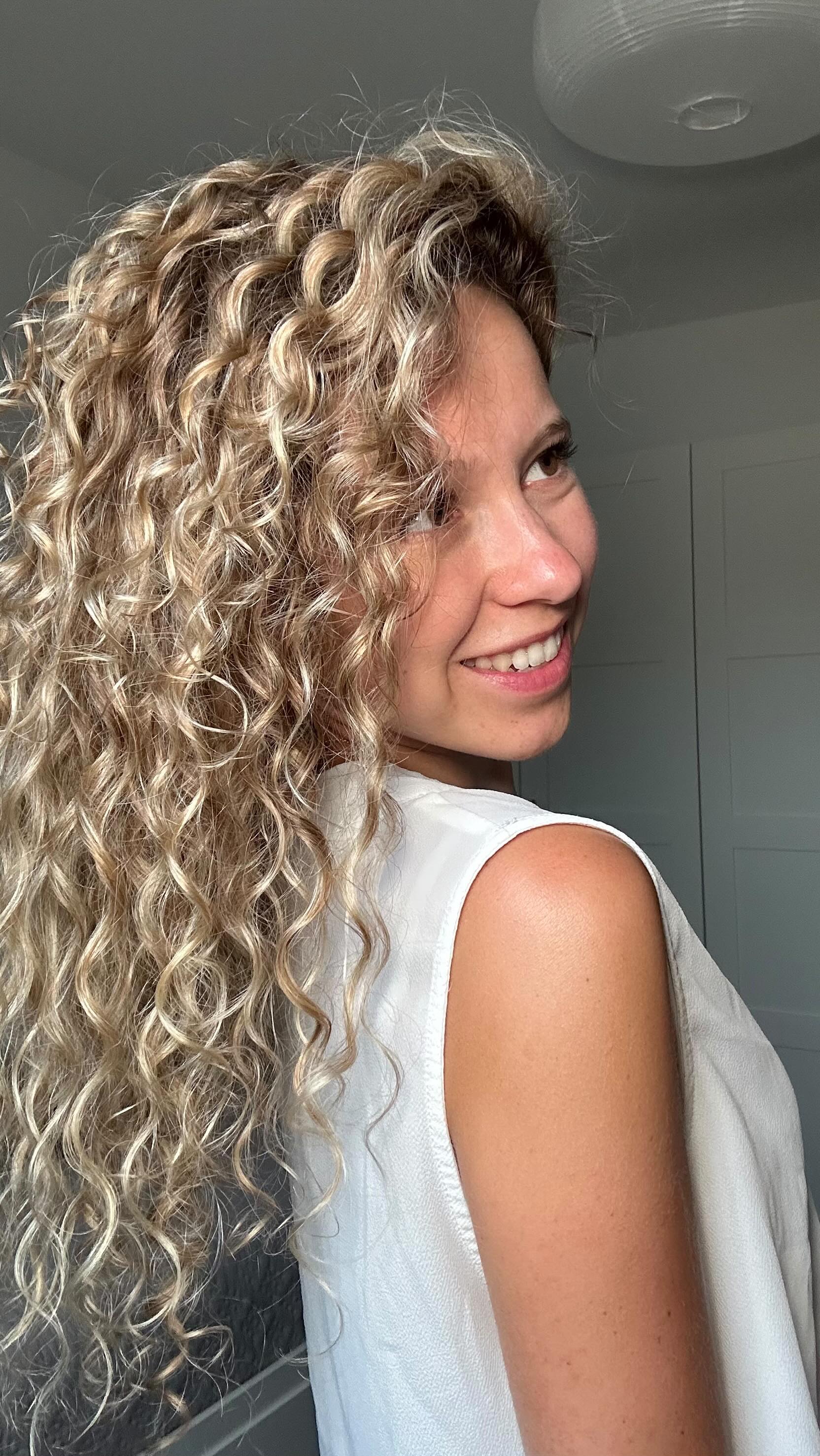 Instagram post by @juliecicara for LUXEOL. Caption reads: ✨ Glow-up capillaire pour la rentrée ! ✨
Des....