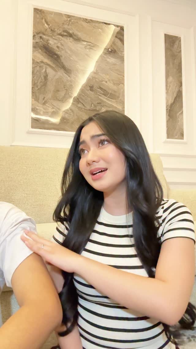 Instagram post by @ratuaulia22_ for Scarlett Whitening. Caption reads: cinta banget deh sm body serumnya....