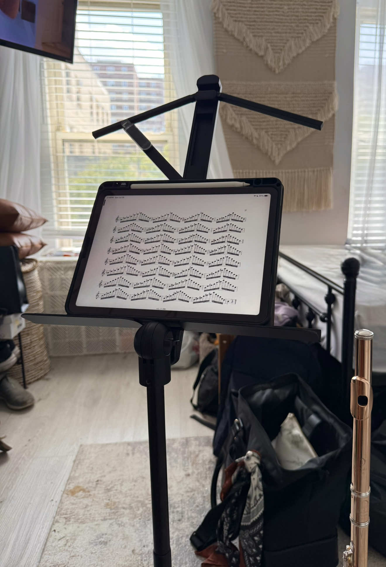 TikTok post by @biancamflute for KraftGeek. Caption reads: [...] 8 Salon Etudes // No. 1 ✨ Stand: @KraftGeek....
