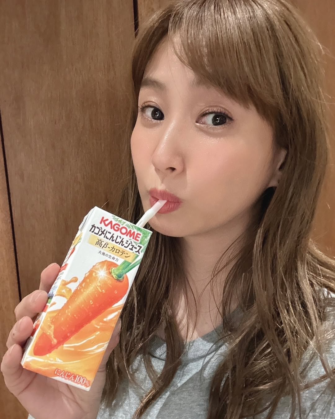 Instagram post by @mikittyfujimoto for Kagome. Caption reads: カゴメさんから「カゴメにんじんジュース....