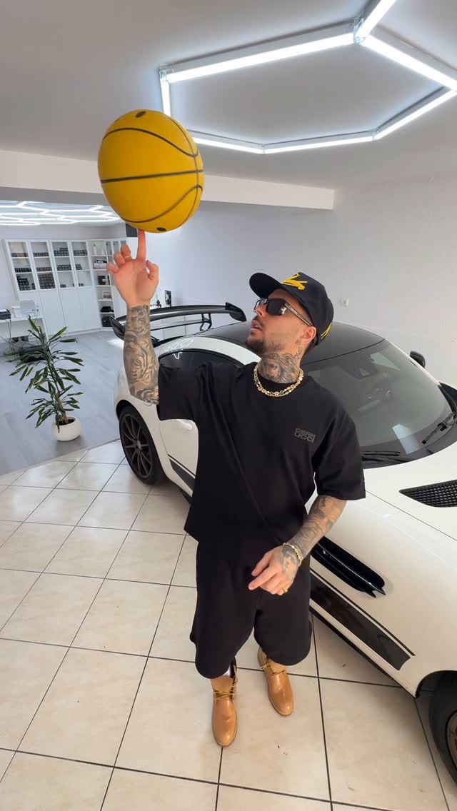 Instagram post by @gonolivier for Cernucci. Caption reads: @cernucci new collection be like 🏃🏻....