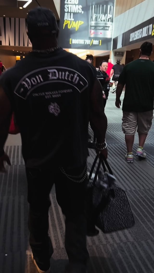Instagram post by @brandon.d.hendrickson for Darc Sport. Caption reads: [...] 1 @arnoldsports expo with the family....