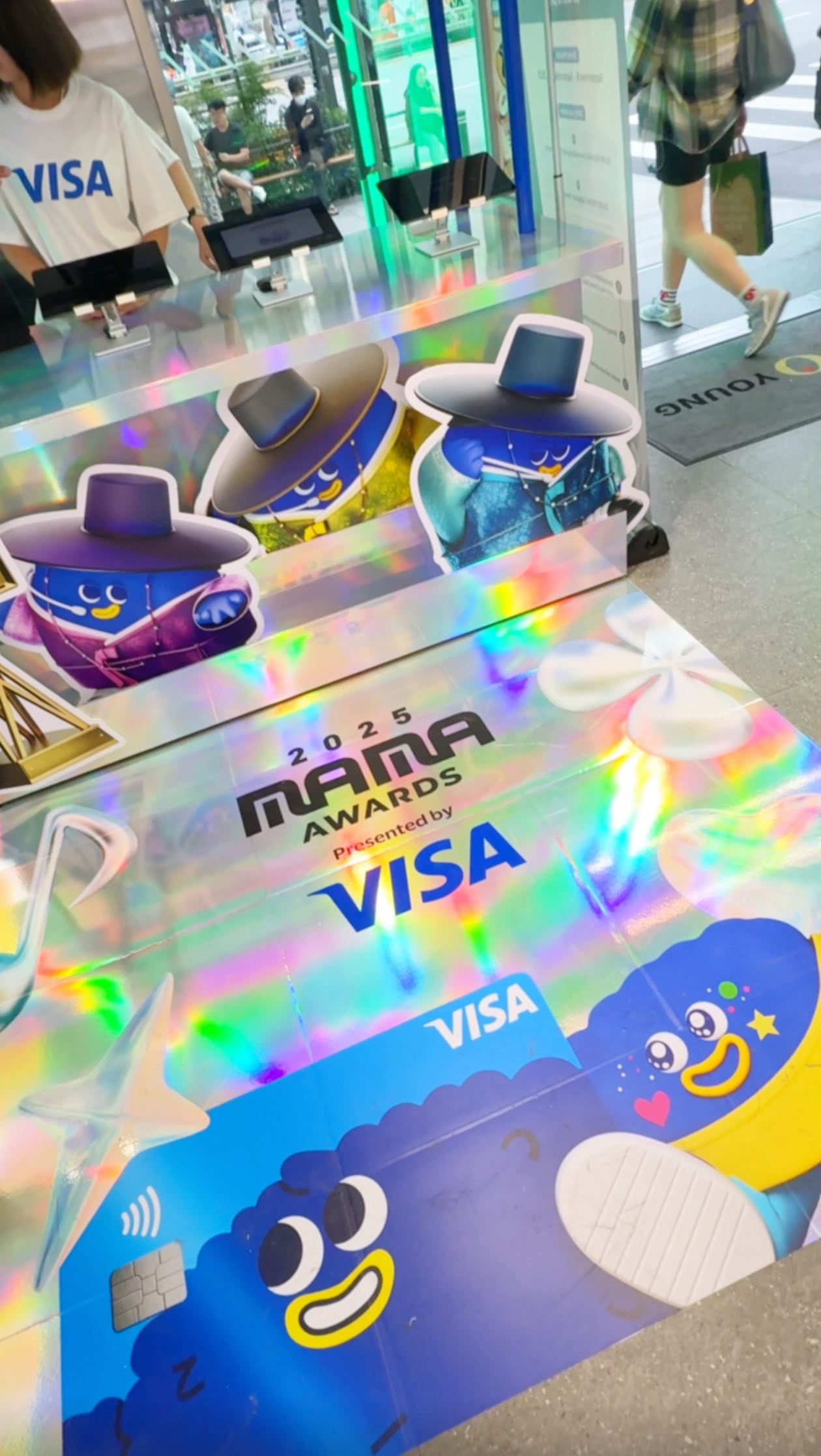 Instagram post by @luisagarciask for Visa. Caption reads: GIVEAWAY – 2025 MAMA AWARDS package! 
With....