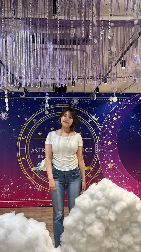 Instagram post by @_yuina_44 for Tinder. Caption reads: ASTRO CHAT LOUNGE🔮☁️ 有名アプリTinder主催の星占いイベント！....