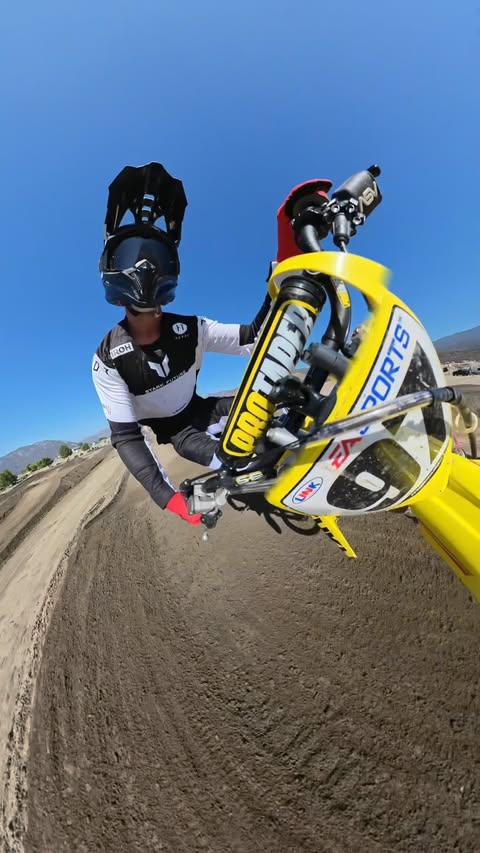 Instagram post by @linkonleaverton for SmallRig. Caption reads: Never miss a shot w/ @smallrig.global 💨 #ad....