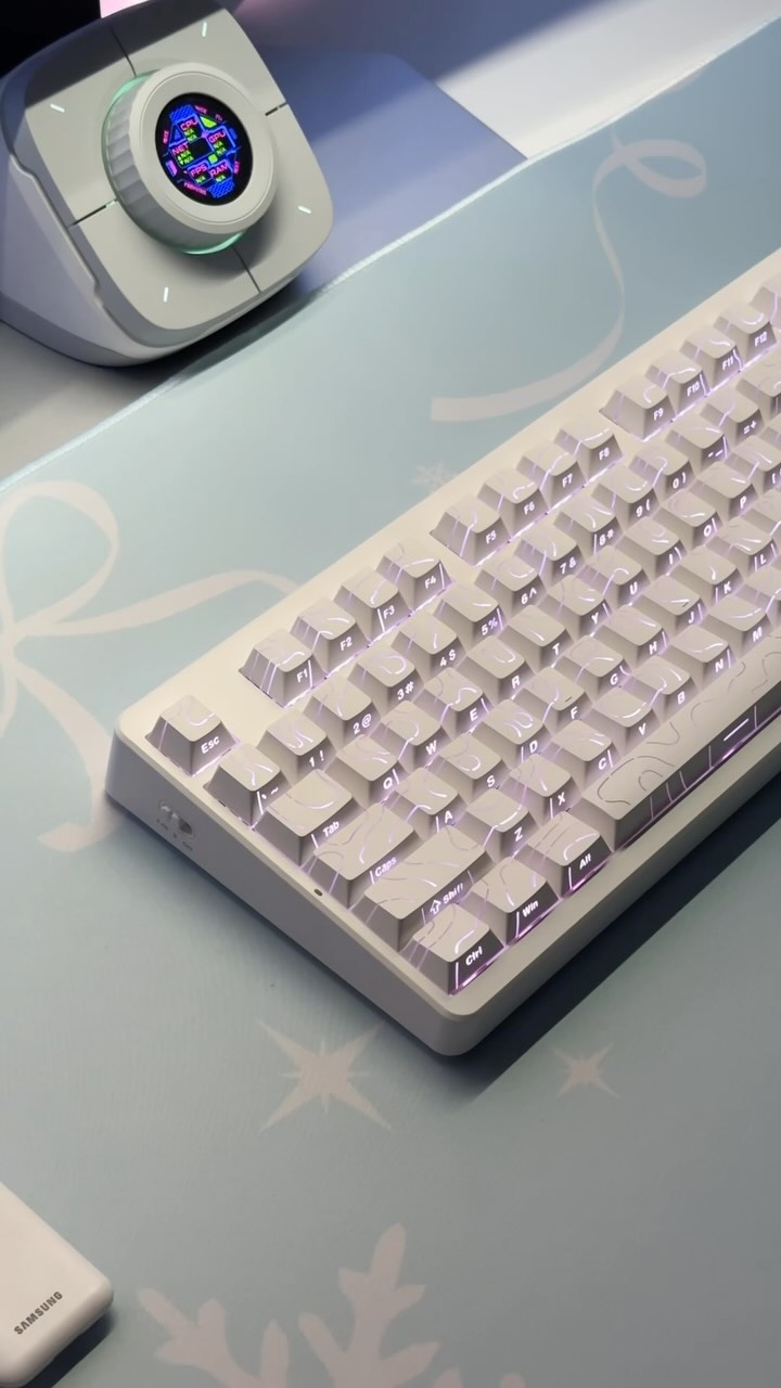 Instagram post by @biteofsushi for Mchose. Caption reads: happy saturday ♡

unboxing @mchose_official G87....